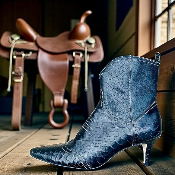 Matisse Shoes - Matisse Aubrey Black Crocodile Patterned Western Cowgirl Ankle Boots 8.5